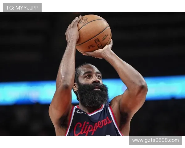 哈登训练后坚持加练超一小时展现职业精神与拼搏态度